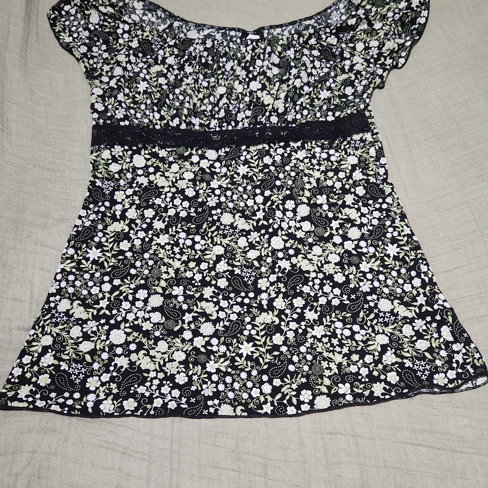 Chic Floral Women's Blouse in Black, Green, and White